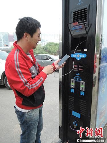郑州多功能路牌提供免费WIFI 路人扎堆“蹭网”