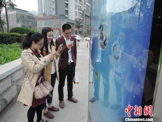 郑州多功能路牌提供免费WIFI 路人扎堆“蹭网”