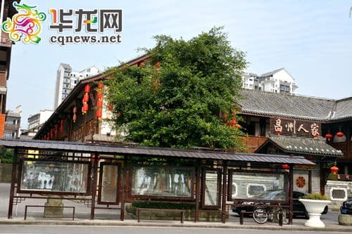 仿古式公交站亭。